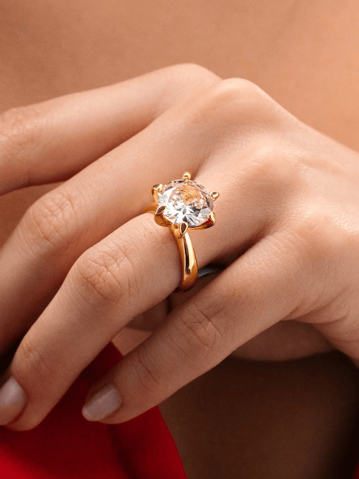 Aliança com pedra grande